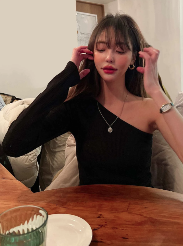 Blusa Negra de Un Hombro