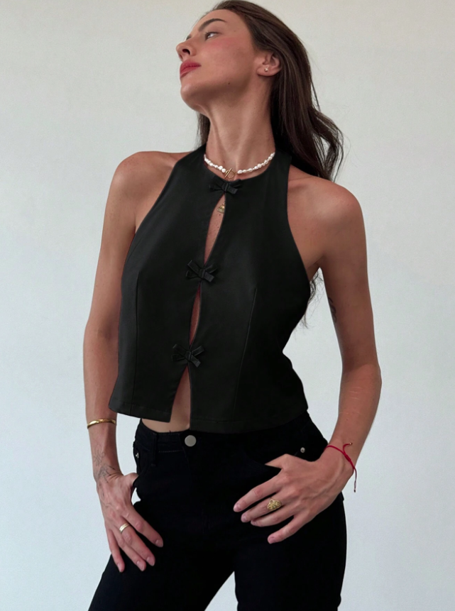 Blusa Negra con Aberturas