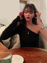 Blusa Negra de Un Hombro